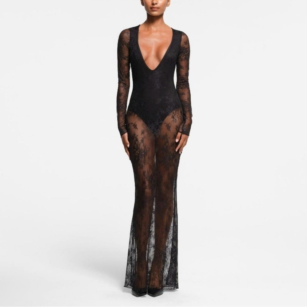 SKIMS *NWT ULTRA FINE LACE PLUNGE LONG DRESS | COLOR: ONYX